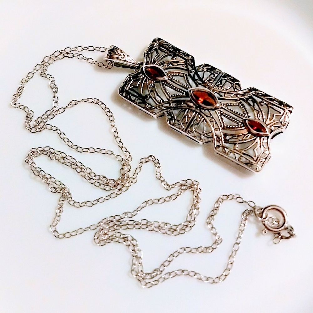 GARNET .925 STERLING SILVER PENDANT WITH CHAIN